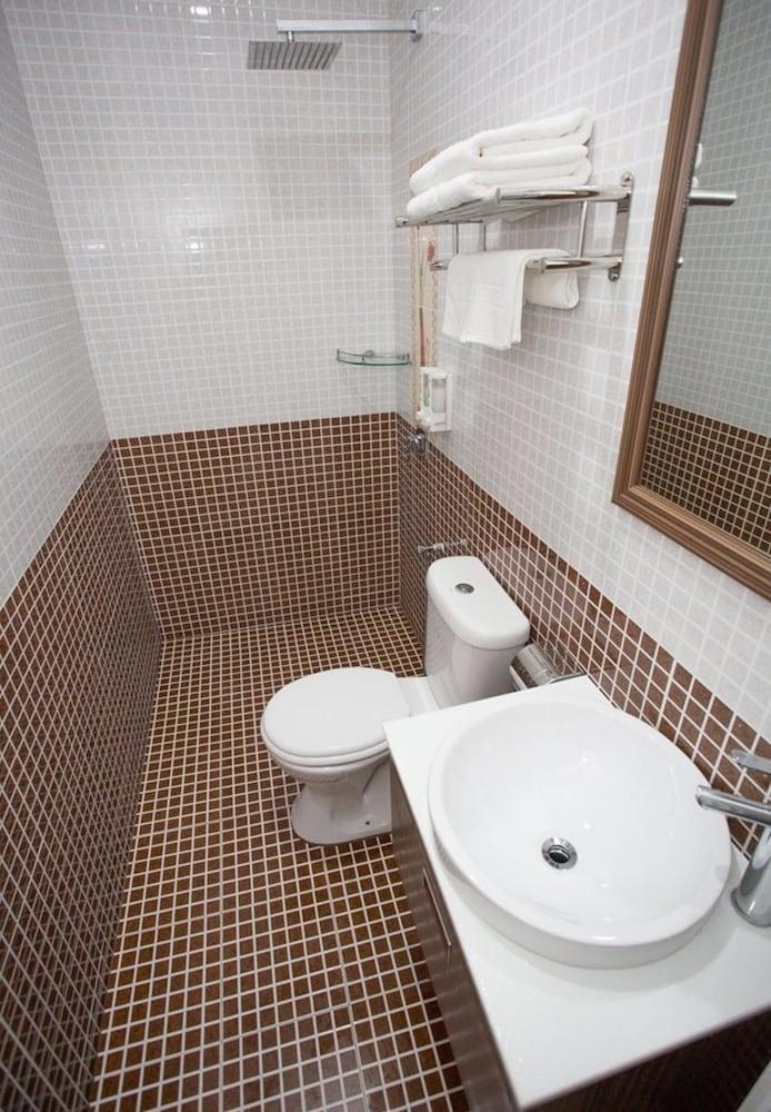 Hotel Zamburger Nur Ramadhan - Previously G Home Hotel Kota Bharu Exteriör bild